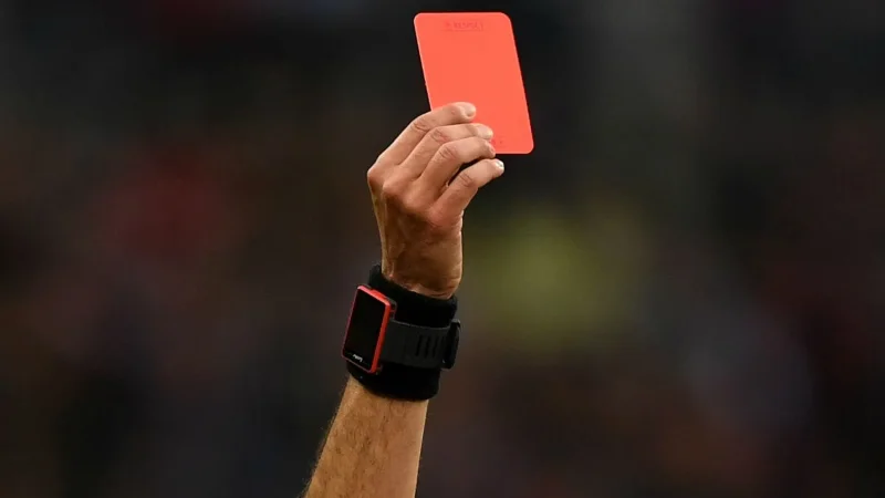 Tại sao có khái niệm thẻ đỏ và thẻ vàng trong bóng đá?